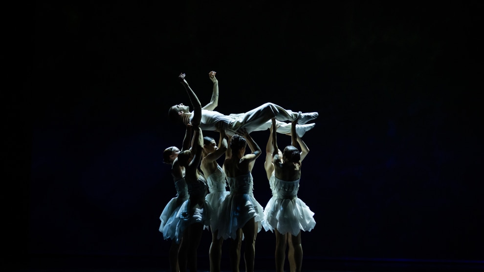 Leonardo Cremaschi (Siegfried) and Mirea Delogu (Odette/Odile), Company Members of Ballet Preljocaj. Image by David Kelly.