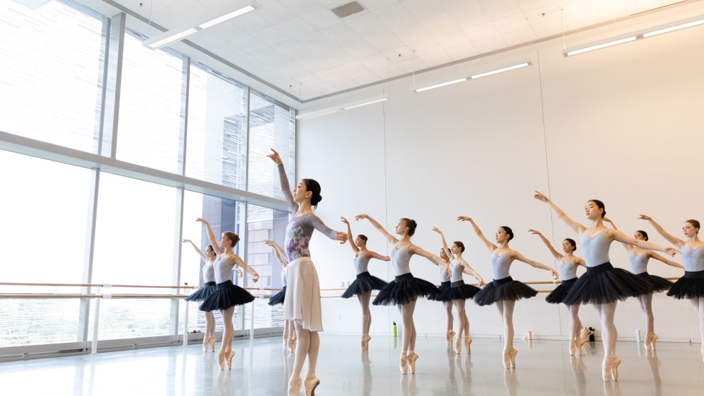 Students of Houston Ballet Academy Summer Intensive Program with Houston Ballet Principal Yuriko Kajiya (2023).
Photo by Lawrence Elizabeth Knox, courtesy of Houston Ballet.
