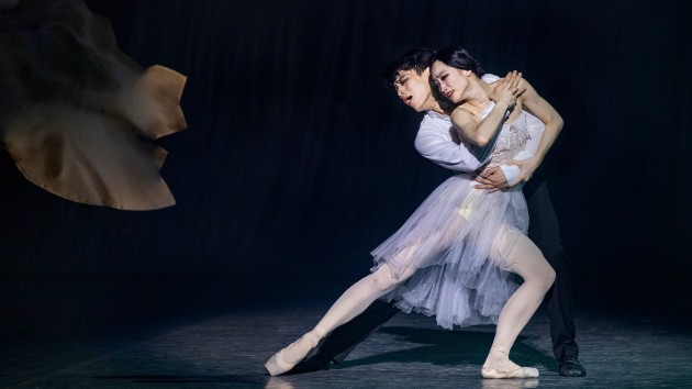 Shanghai Ballet's Qi Bingxue as Marguerite and Wu Husheng as Armand.