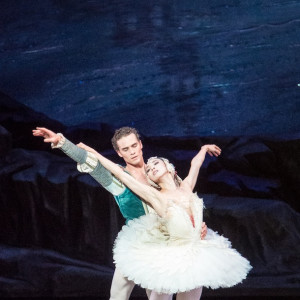Corey Stearns and Hee Seo in Swan Lake.