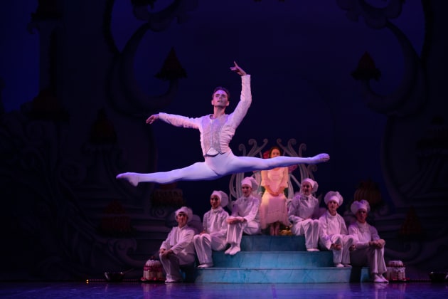 Vito Bernasconi as the Prince.