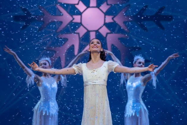 Carina Robert as Clara.