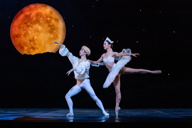 Chihiro Nomura as Nikiya ad Gakuro Matsui as Prince Solor in WAB's La Bayadere. Credit Bradbury Photography.