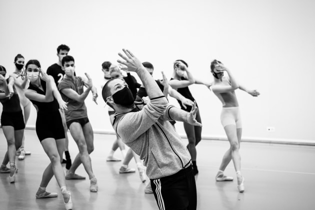 Craig Davidson with the dancers of the Junior Ballett Zurich. 
Photo: Admill Kyler