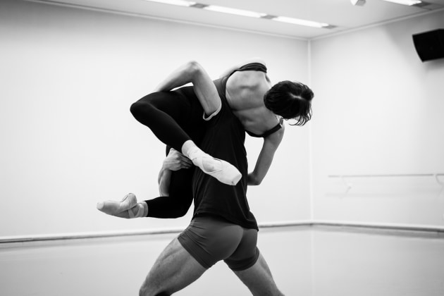 Dancers of the Junior Ballett Zurich rehearsing Craig Davidson's 'Entropy'.
Photo: Admill Kyler