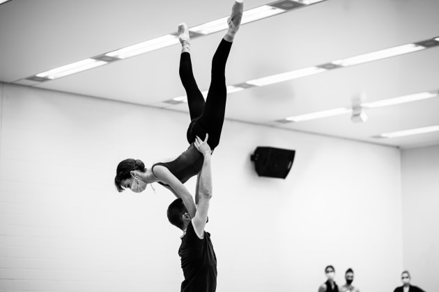 Dancers of the Junior Ballett Zurich rehearsing Craig Davidson's 'Entropy'.
Photo: Admill Kyler