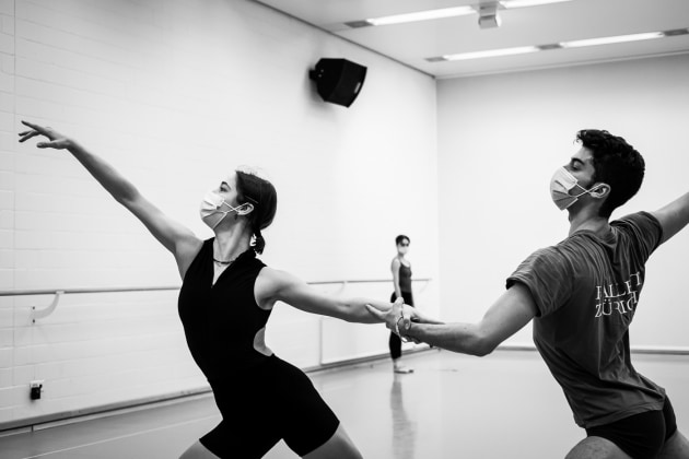Dancers of the Junior Ballett Zurich rehearsing Craig Davidson's 'Entropy'.
Photo: Admill Kyler