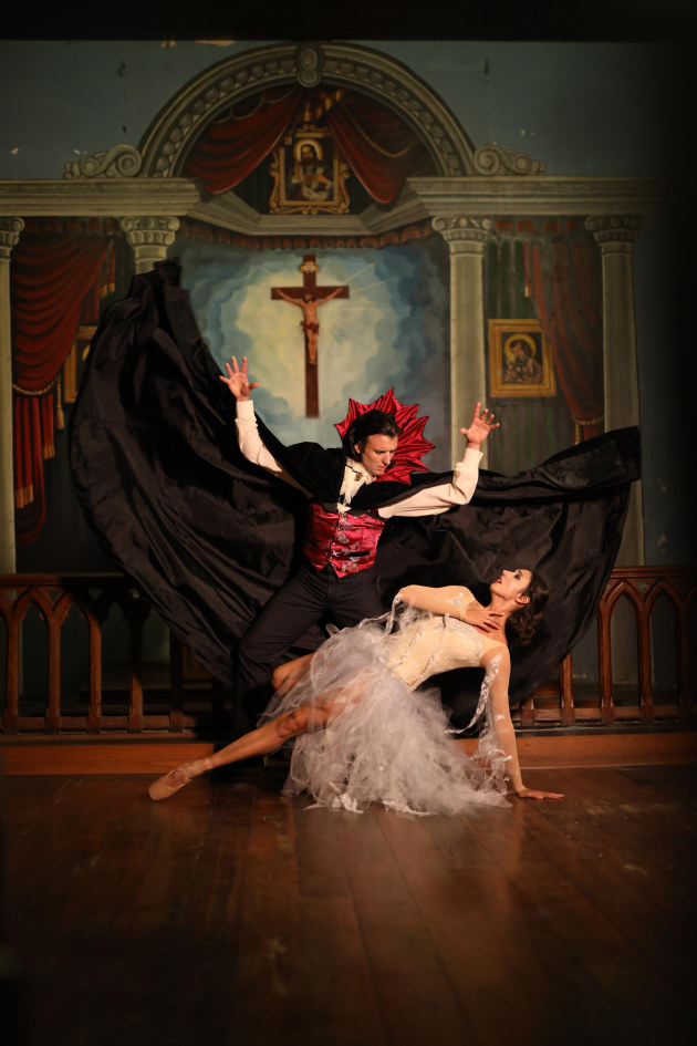 Matthew Lehmann as Count Dracula and and Polly Hilton as Lucy Westenra. Photo: Fabrizio Lipari.