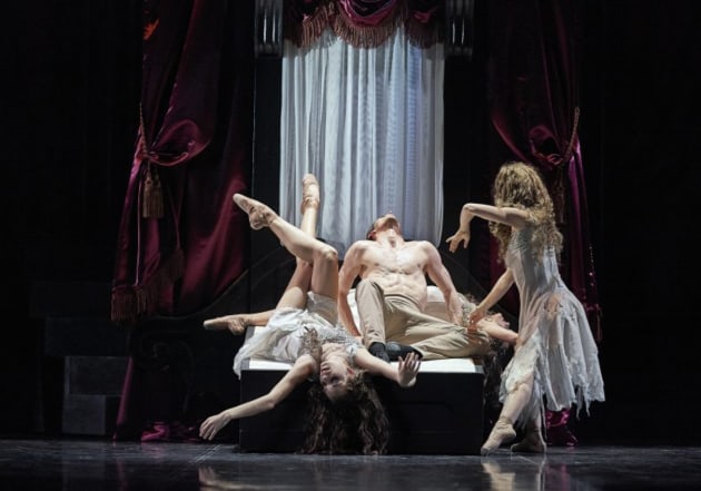 Oscar Valdes as Jonathan Harker with the Vampire Brides (Alexa Tuzil, Kymberleigh Cowley & Sarah Hepburn 'Dracula' 2018. Photo by Jon Green