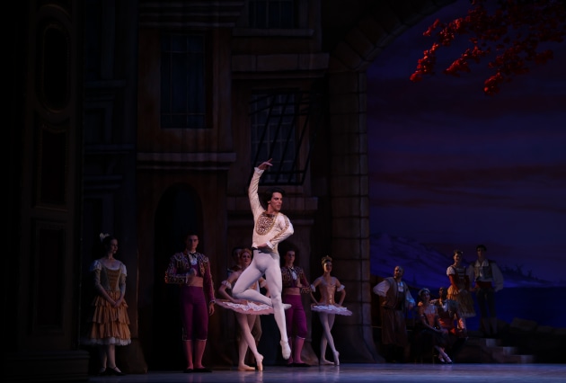 Oscar Vald&eacute;s as Basilio.  Photo by Emma Fishwick.