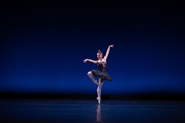 Benedicte Bemet as the Black Swan.