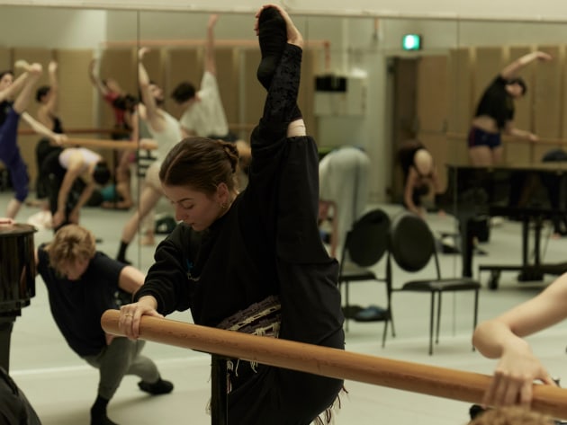 Company class (Benedict Bemet front). Photo: Pierre Toussaint.