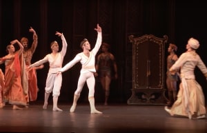 Should "culturally insensitive" La Bayad&egrave;re be performed?
