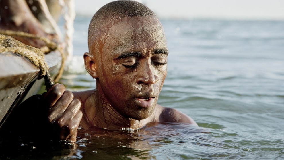 PHILIP LEE
HARVEY, UK
WINNER, BEST
SINGLE IMAGE
IN A TRAVEL
PORTFOLIO. Niger River, Mali,
West Africa.
Sand divers
freedive down to
the bottom of the
Niger river to
collect sand for
the building
industry. It&rsquo;s an
extremely
dangerous job
from which many
don&rsquo;t return. Canon 5D Mk II,
24-205mm lens,
f6.3, 1/500s, ISO
200.