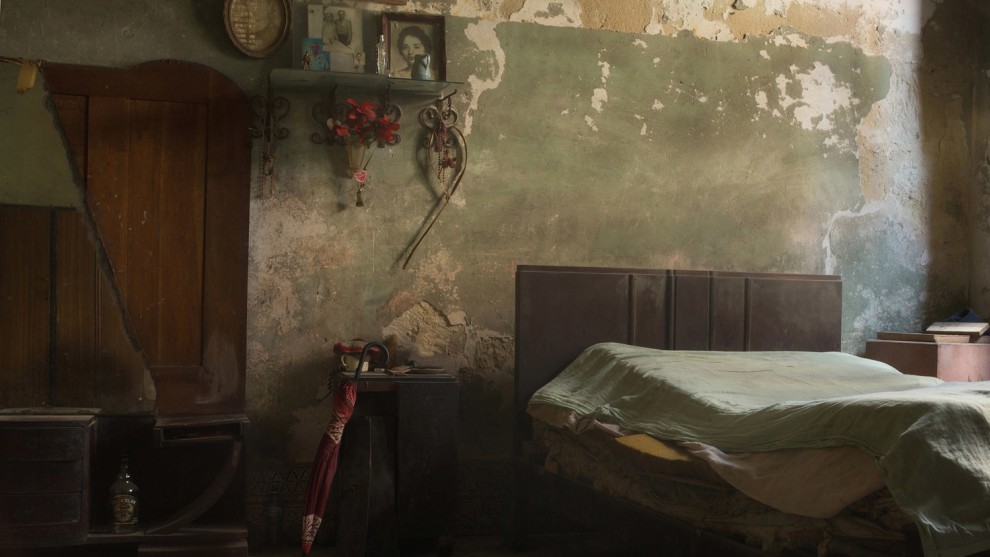 SIMON
MORRIS, UK -
WINNER,
TRANQUILLITY
SINGLE IMAGE
CATEGORY. Havana, Cuba.
I was drawn to the
lovely faded
colours and
atmosphere of this
once grand old
room. Leica M, 35mm
lens, f5.6, 1/60s,
ISO 500.
