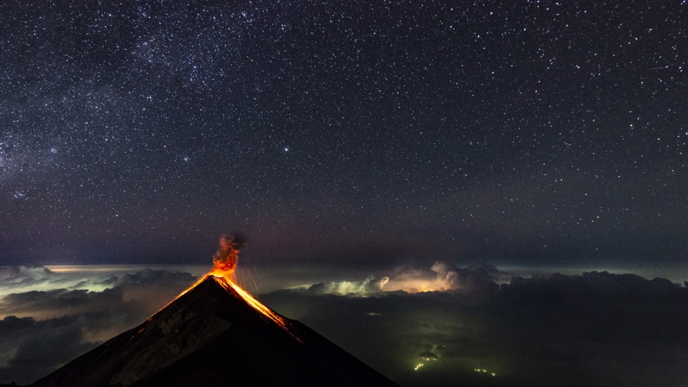 FLORENT
MAMELLE,
FRANCE
WINNER, BEST
SINGLE IMAGE
IN A NATURAL
WORLD
PORTFOLIO. Fuego volcano,
near Antigua city,
Guatemala.
This picture of the
Fuego volcano
was taken from
the summit of the
Acatenango
volcano. At
4000m, the sky
was extremely
clear and the
Milky Way was in
the upper left
corner. Nikon D810, 16-
35mm lens, f4,
20s, ISO 3200.