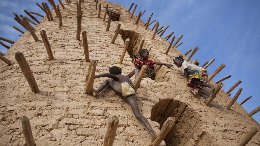 MATJAZ KRIVIC, SLOVENIA - WINNER, TRAVEL PORTFOLIO. Bani, Burkina
Faso.
Kids playing on
the main minaret
of the Grand
Mosque in Bani
during Eid al-Fitr. Canon EOS 5D
Mk II, 24mm lens,
f2.8, 1/8000s, ISO
400.