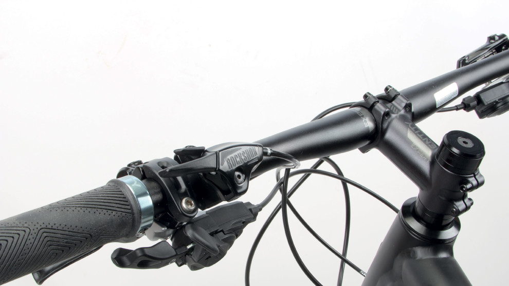 The remote lockout lever is a bulky unit and was initially fitted to the wrong side of the bars (it's actually a right hand lever).