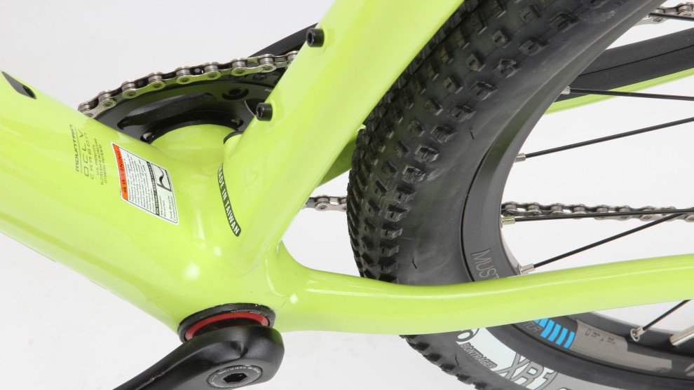 The bottom bracket area is incredibly wide and there's plenty of tyre clearance, even with the compact 335mm chainstays.