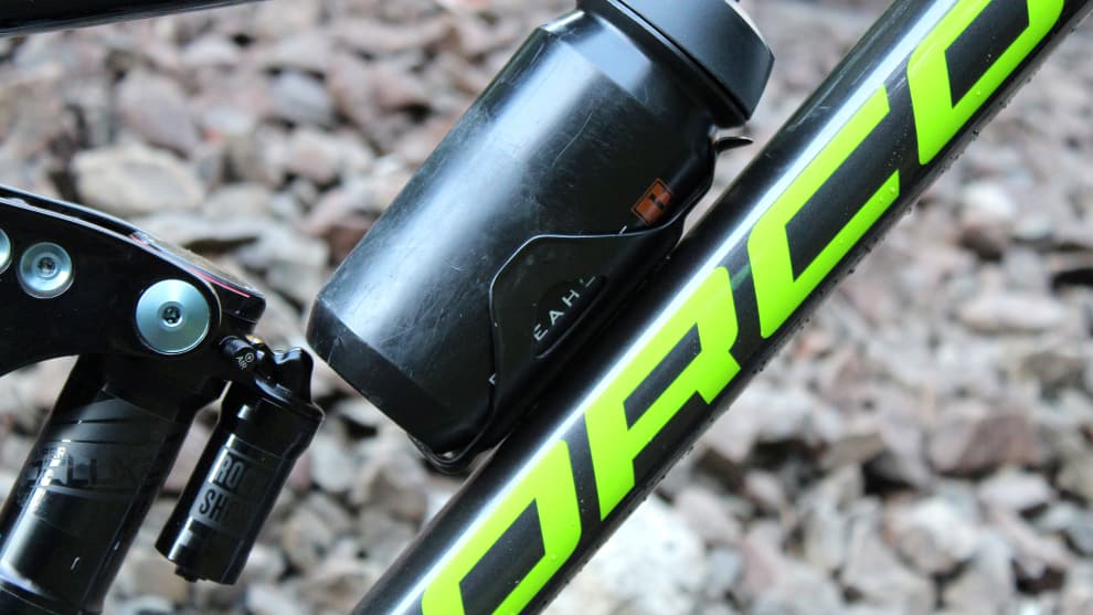 With a low profile side-mount cage, we were able to fit a 600ml bottle in the medium 29er (just). Clearance is better on the 27.5 version and the larger framed 29ers.