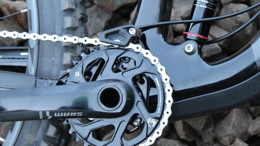 Nice inclusion; the C9.2 comes stock with a OneUp chain guide.