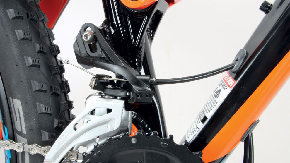 A new-style Shimano side-swing derailleur keeps the front shifting sharp and fast.
