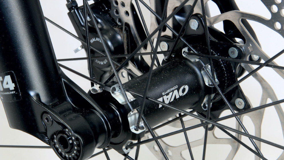 The front hub also features the new wider boost spacing - it runs a 110 x 15mm axle.