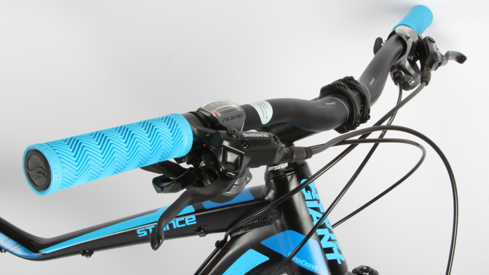 <p>At 740mm wide the Stance bars provide good control on rugged trails, although a shorter stem would better complement this setup.</p>