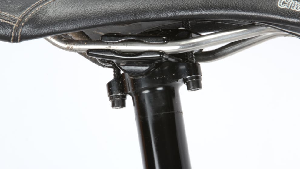 The simple two-bolt head was easy to adjust and remained creak-free.