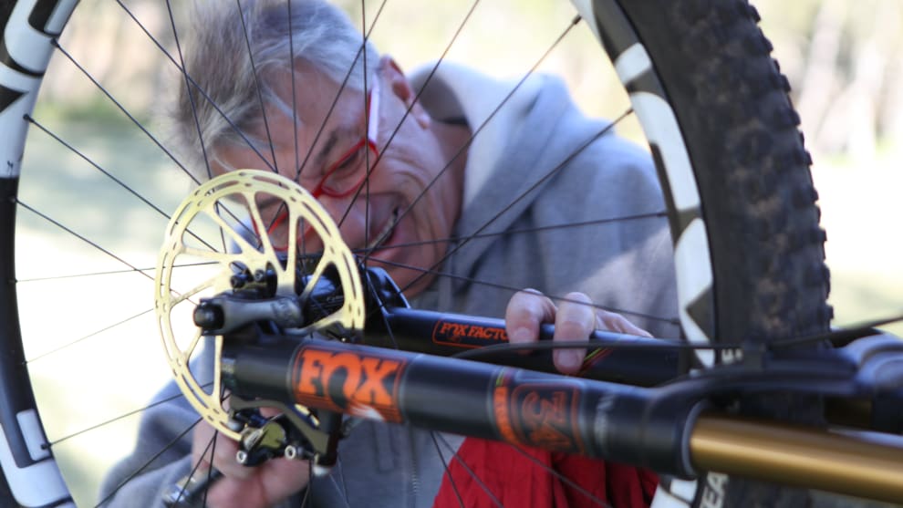 Eamonn Cleere from Fox Europe gets to work on my Float 34, converting it to 2018 spec.