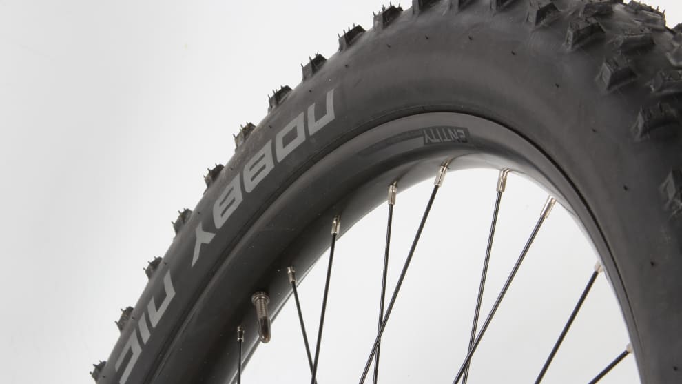 The house-brand Entity rims made for an easy tubeless conversion and their 40mm inner width offers good tyre support at low pressures.