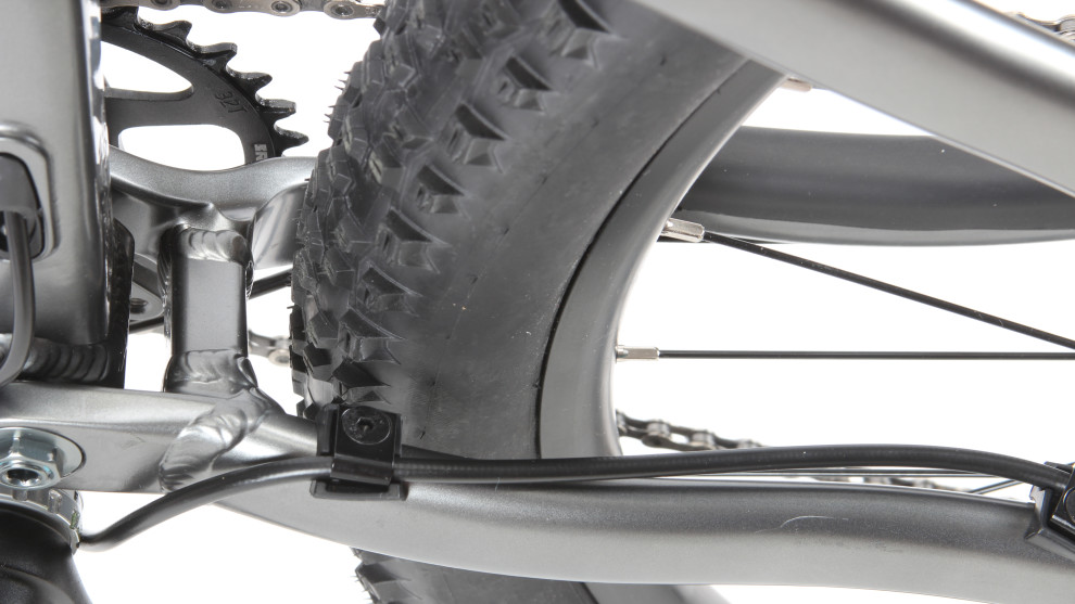 The chainstays may be short on the 29er but there's still plenty of tyre clearance all round.