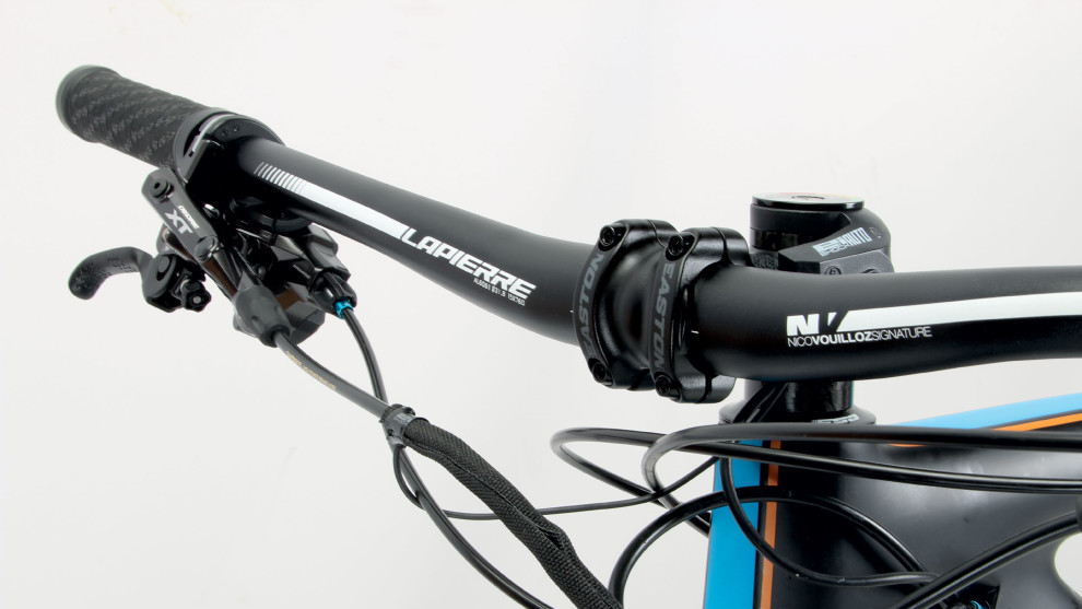 With its multi-ring drivetrain and e:i wiring, there&rsquo;s a bit of extra clutter at the handlebars; still, it&rsquo;s far tidier than the previous generation of e:i equipped Lapierres.