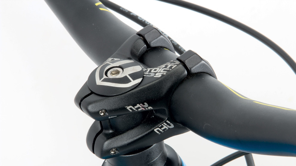 All sizes come with a stubby 30mm stem and Mondraker also offers an optional 10mm stem that places the bars right above the steerer tube.