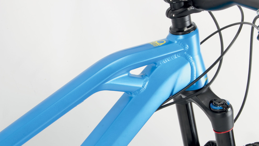 Not only is the geometry unique, the profile of the main frame creates a rather individual look too.