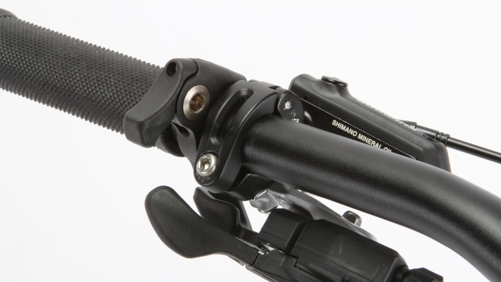 Tidy i-Spec shifter mounting and the slim KS dropper remote makes the most of the available handlebar space.