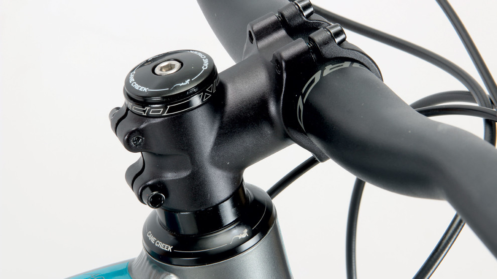 Nice wide 760mm bars and a 50mm stem come stock on the Optic - big tick from us.