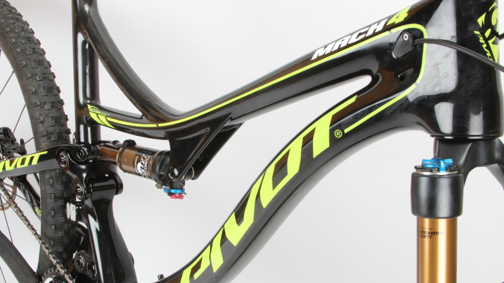 There&rsquo;s a whole lot of curviness going on up here. Aesthetically the Mach 4 Carbon is a polarising bike.