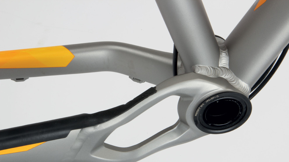 Some very funky workmanship in the drive-side chainstay. This helps maintain chainring and tyre clearance whilst allowing for short 430mm chainstays.