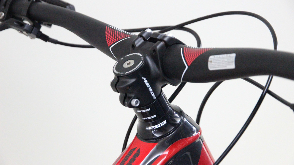 The new-school geometry is built around the use of a short stem and the stock unit is certainly stubby!