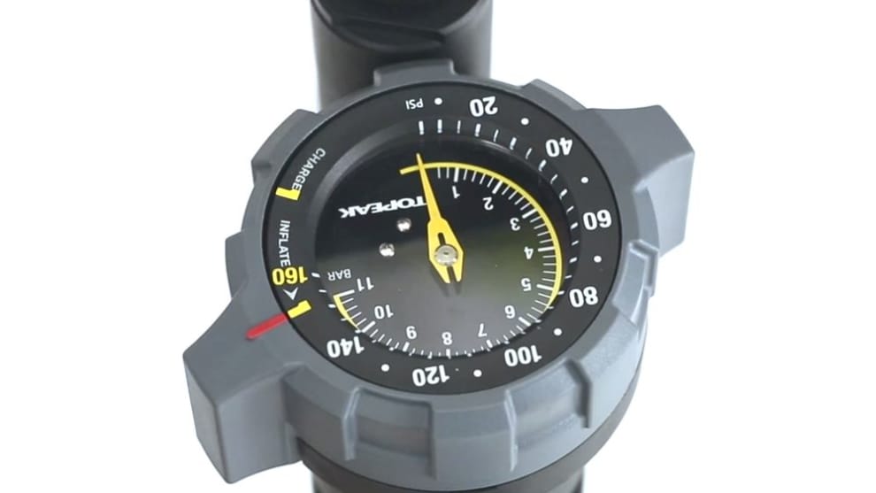 The large and easy to read gauge goes up to 160psi, which delivers plenty of punch for mounting tubeless tyres.