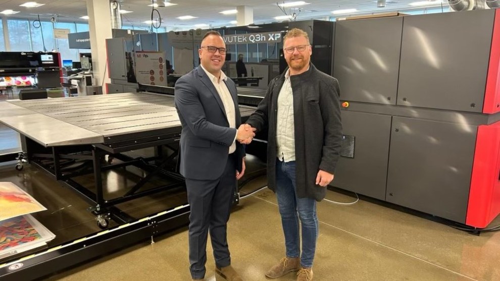 World first: Trent Nankervis, CMYKhub; and Brett Addison, EFI, seal the deal