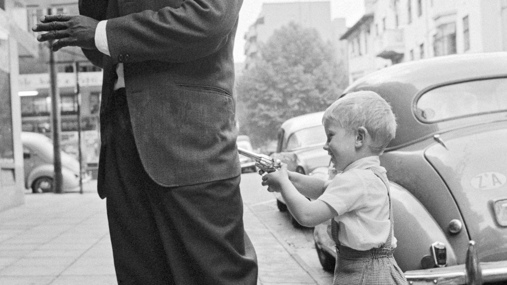 David  Goldblatt, Hold-up  in  Hillbrow, Johannesburg  (3_8834), 1963. Image  courtesy  the  artist  and  Goodman  Gallery,  Johannesburg  &copy;  the  artist.