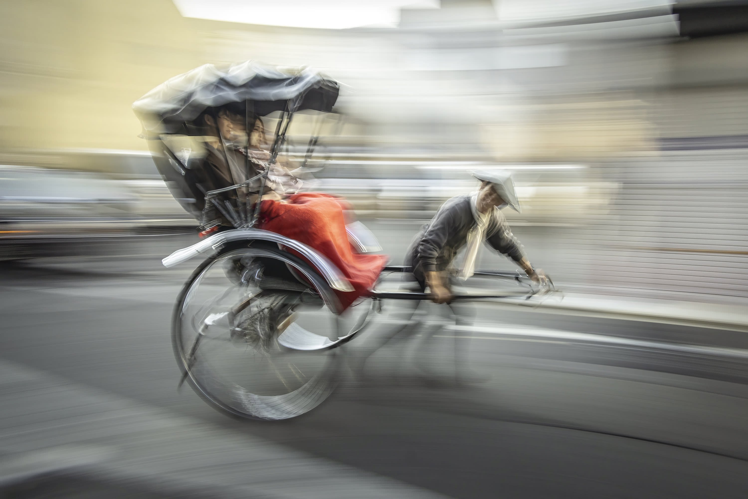 Canon EOS R5 Mark II, 24mm, f/5, 0.6 sec, ISO 800, six-stop ND filter. Panning.