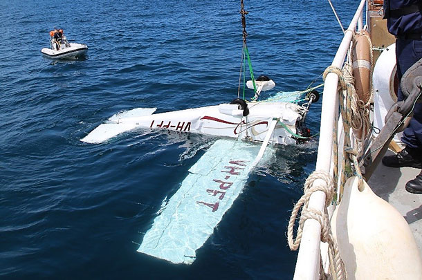 Cessna 172 VH-PFT is recovered from the water off Tasmania. (ATSB)
