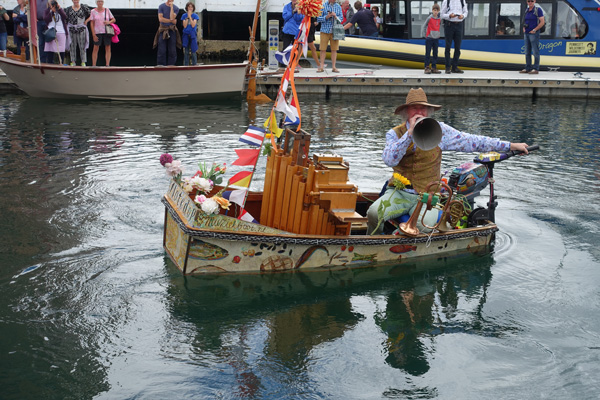 Reinier Sijkens delighted the crowds with his vocal renditions as he also played the organ on his Muziekboot (music boat).