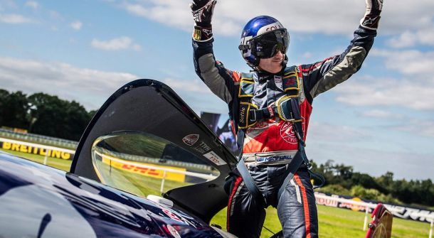 Hall acknowledges the crowd at the Ascot round of the 2016 Red Bull Air Race series. (Joerg Mitter/Red Bull Content Pool)