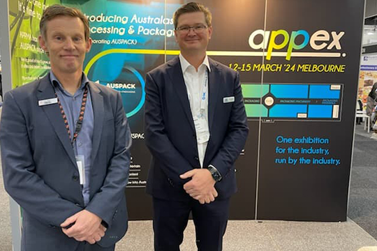(l-r) Jon Perry from ETF, with Mark Dingley from the APPMA.