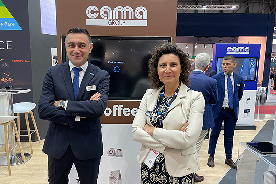 On the Cama stand at IPACK-IMA 2022: MD Alessandro Rocca and marketing manager Paola Fraschini.
