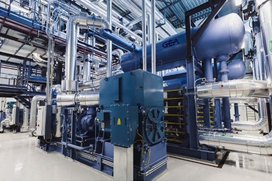 The system comprises three GEA Grasso LT screw compressors (model XB) and the new 70 bar GEA Grasso L XHP screw compressor.